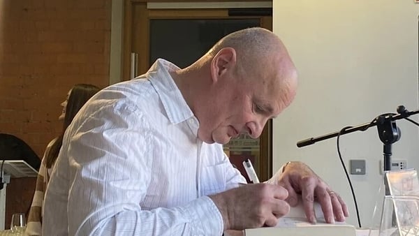 Antain Mac Lochlainn, údar 'Éanna Corr'.