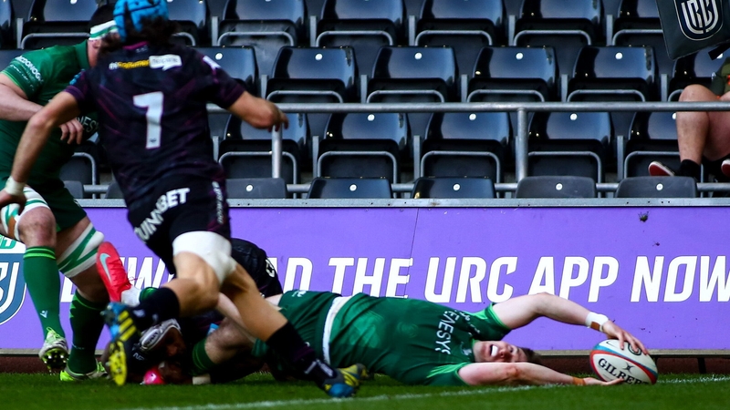 Finn Treacy scores Connacht's opening try