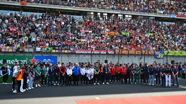 Drivers and team personnel gather in tribute to the late Eddie Jordan before the start of the Chinese Grand Prix