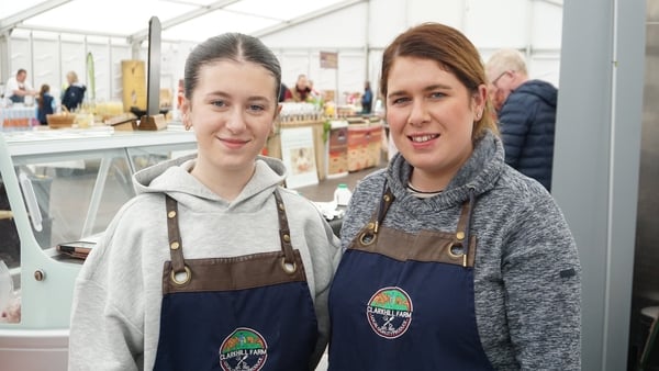 Eleanor agus Colleen McCann ag Flavours of Fingal.