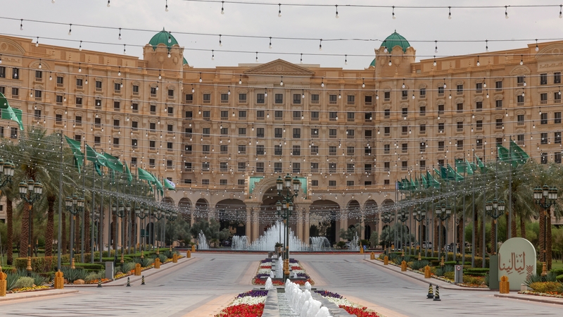 In Óstán an Ritz-Carlton i Riyadh atá na cainteanna ar bun
