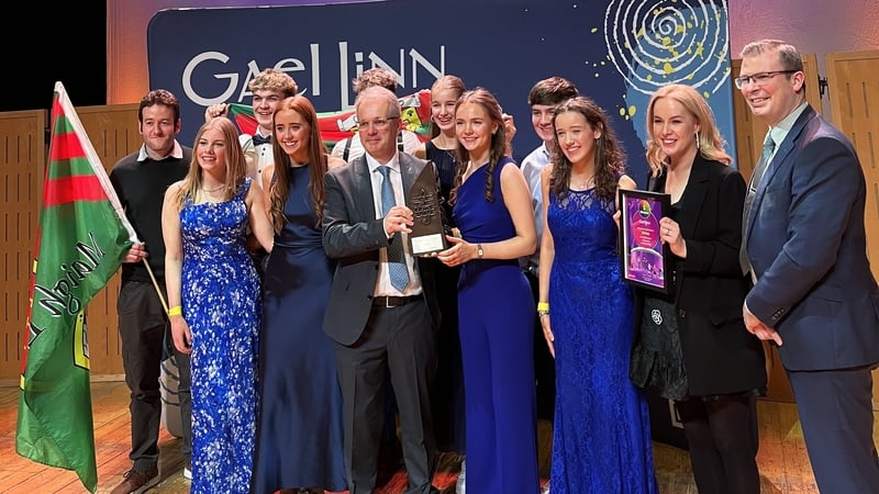 Seoda - buaiteoirí Siansa 2025 le Réamonn Ó Ciaráin, Gael Linn, lárnach, Cathaoirleach Ghael Linn, Wayne Mac Féilimí ar dheis ar fad, agus Edel Fox, Cathaoirleach na Moltóirí, in aice leis, sa chluith dubh.
[pic: Clíodhna Ní Mhianáin]