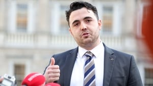 Tacaíocht ó chairde do Naoise Dolan a d'fhill abhaile show image