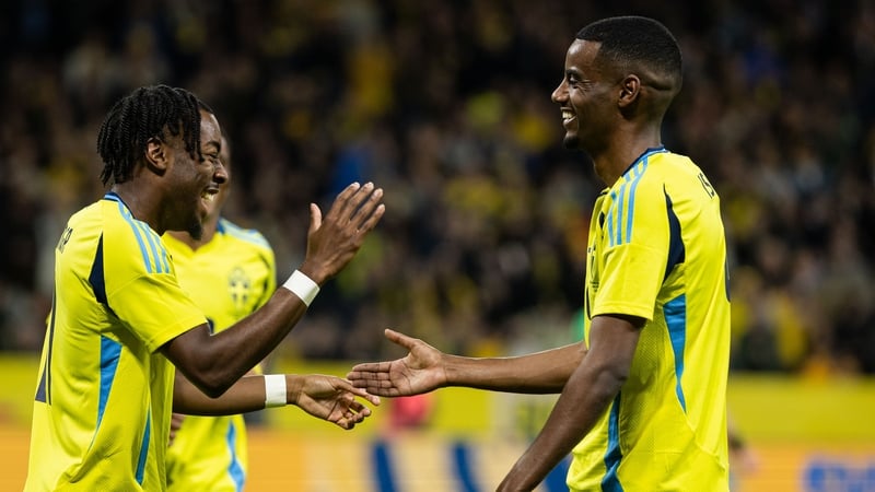 Anthony Elanga (L) celebrates with Alexander Isak
