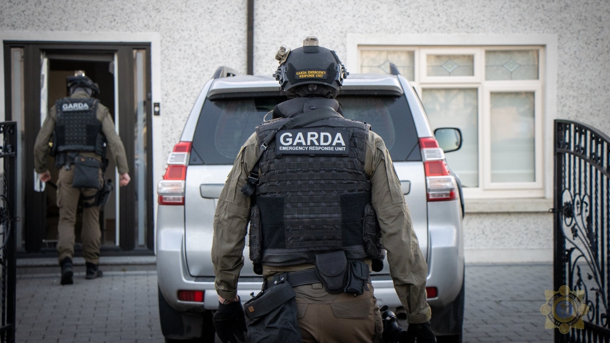 12 members of Irish criminal gang arrested