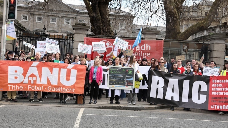 Teanga agus tithíocht ba chás le lucht agóide ag geataí Theach Laighean inniu