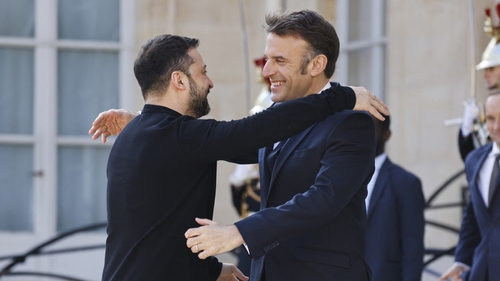 France's President Emmanuel Macron welcomes Ukraine's President Volodymyr Zelensky as he arrives for the 'coalition of the willing' summit