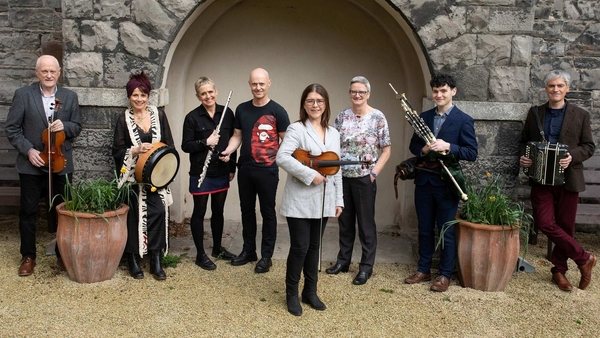 From left to right: Matt Cranitch, Cathy Jordan, Sarah Allen, Brian Finnegan, Siobhán Peoples, Áine Hensey, Colm Broderick, and Johnny Óg Connolly (Photo: TG4)