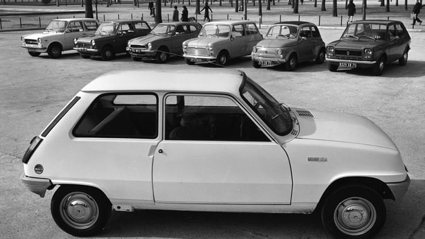 The Renault 5 in front of its rivals. Paris, 1972.