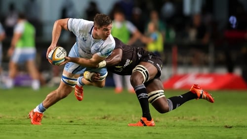 Scott Penny is tackled by Siya Kolisi