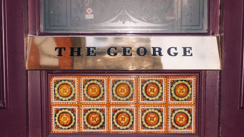 Ar cheann de na tithe tábhairne is cáiliúla sa chathair, The George.