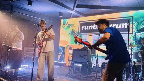 Runbabyrun, grúpa ómóis Oasis ag seinnt i mBangkok Dé hAoine.