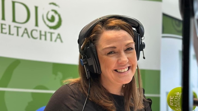 Michelle Nic Grianna, láithreoir Bharrscéalta.