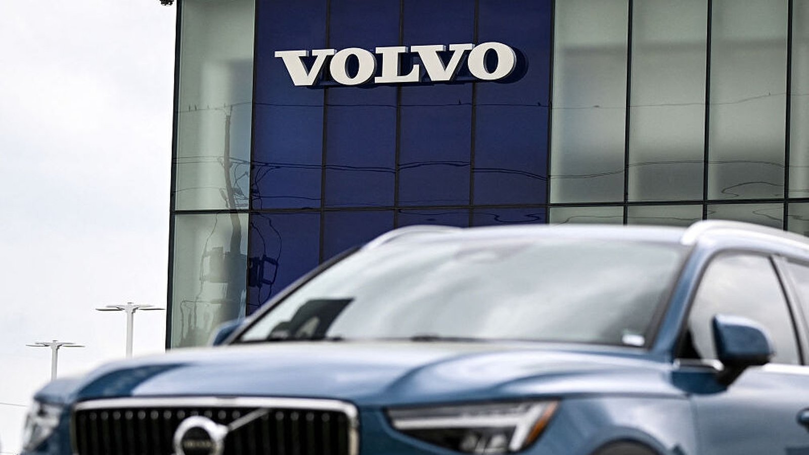 Volvo Cars sales fall 10% in November