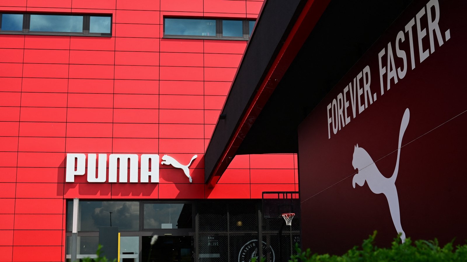 China's Anta Sports exploring bid for Puma - Bloomberg
