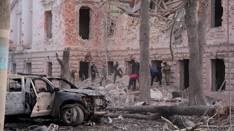 Cuid den scrios a rinneadh i gcathair Sumy in oirthuaisceart na hÚcráine inné