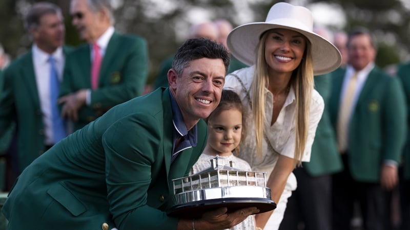 Rory McIlroy, a iníon Poppy agus a bhean chéile Erica Stoll in Augusta aréir