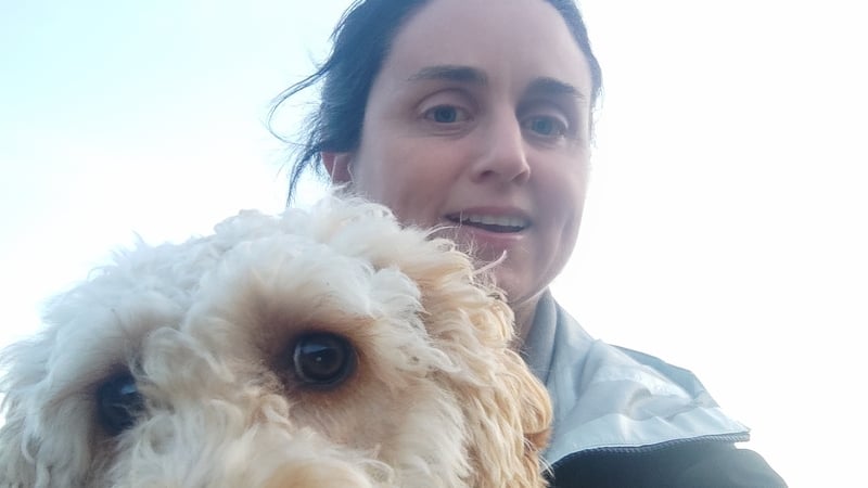 Patricia Nic Eoin agus Aillí. Le fada.