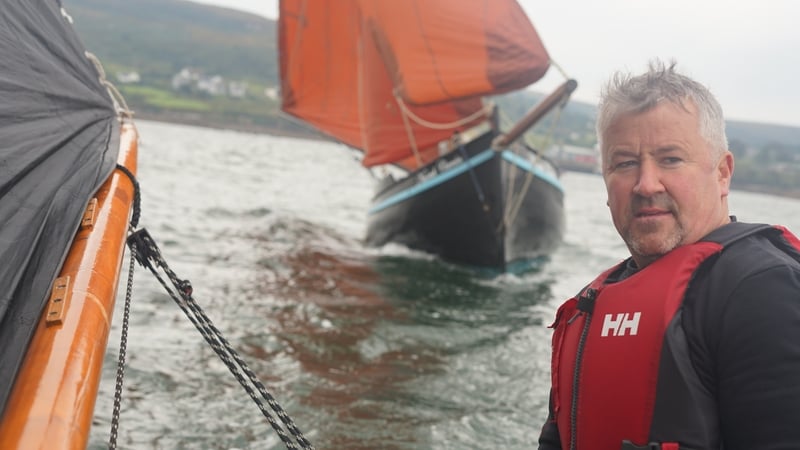 Seán Ó Cathasaigh, amuigh ar an uisce san húicéar.