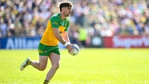 Imreoir Dhún na nGall Dáire Ó Baoill ag caint le Damien Ó Dónaill. show image