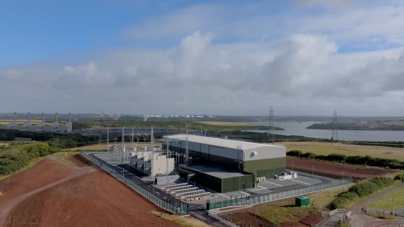 Cábla aibhléise ardvoltachta leagtha idir an Bhreatain Bheag agus Éire