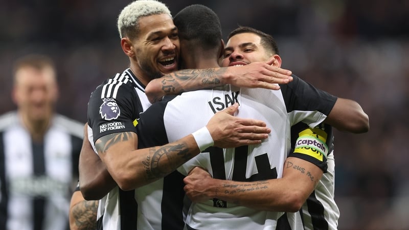 Alexander Isak (C) celebrates his goal