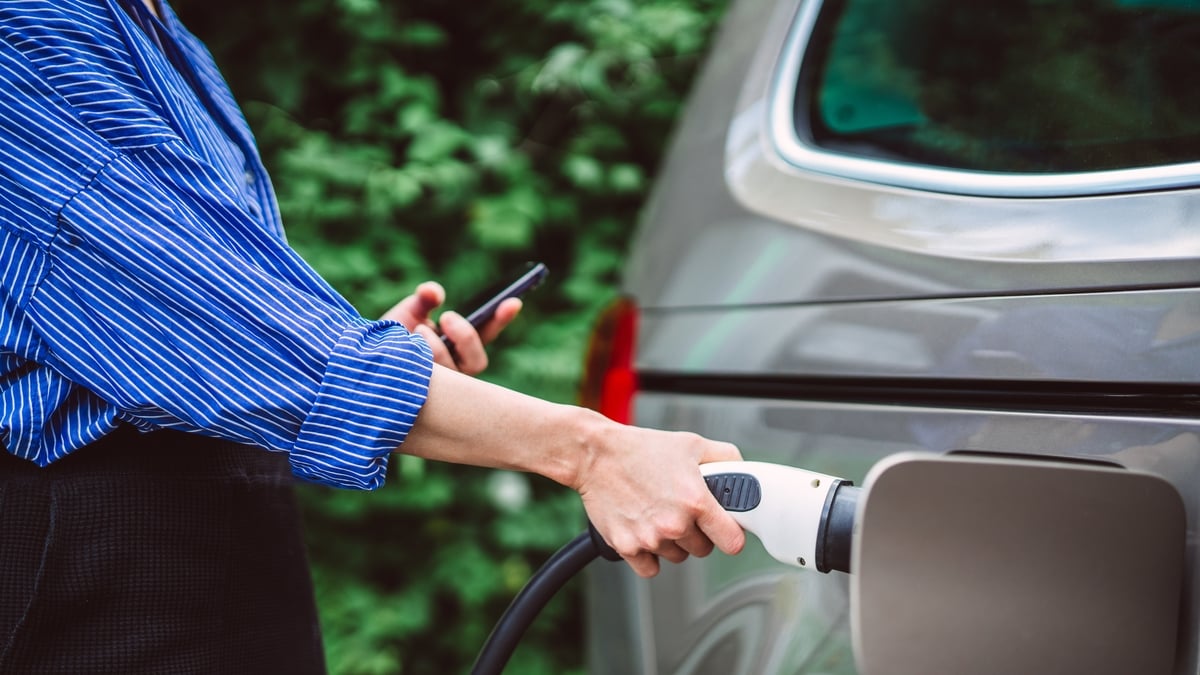 Sales of new electric vehicles jump almost 30% 
