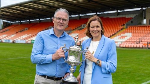 Uachtarán an Chumainn Lúthchleas Gael, Jarlath Burns agus Gráinne McElwain le Corn William McKillop.
