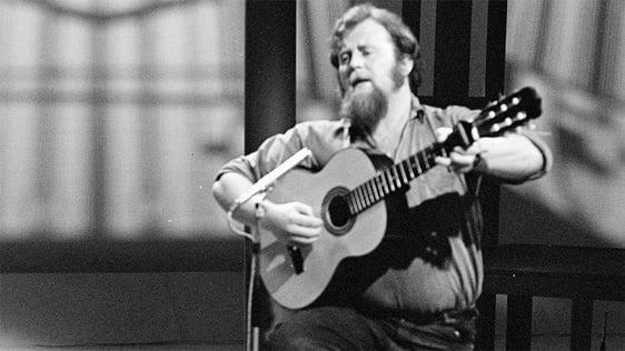 Christy Moore on Ballad Sheet. Photo by Des Gaffney, 2144/095