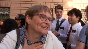 Mourners queue to pay final respects to Pope Francis