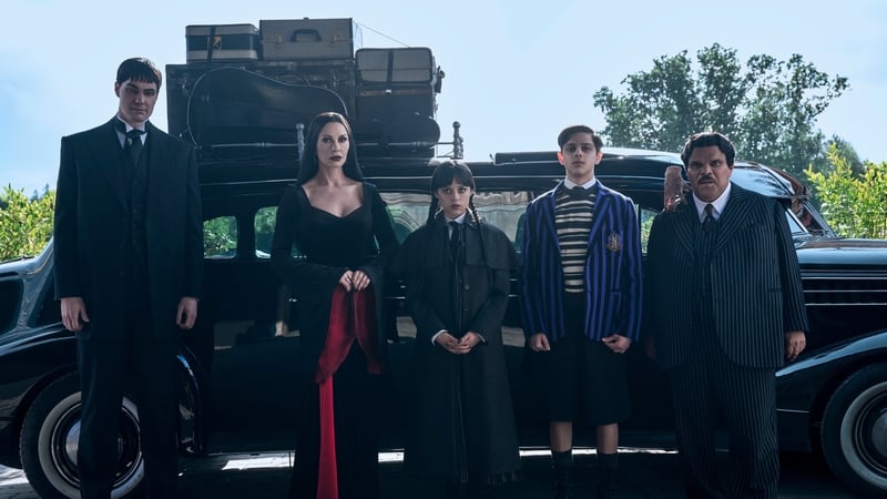 (L-R) Joonas Suotamo as Lurch, Catherine Zeta-Jones as Morticia Addams, Jenna Ortega as Wednesday, Isaac Ordonez aș Pugsley Addams, Thing, and Luis Guzmán as Gomez Addams in season two of Wednesday
