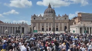 Thousands queue to pay respects, Vatican says may extend time to visit basilica
