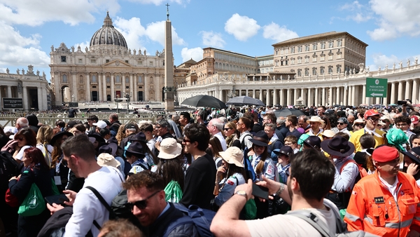 Around 250,000 pay respects to Pope over three days