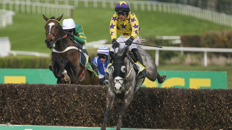 Il Etait Temps jumps the last ahead of Jonbon