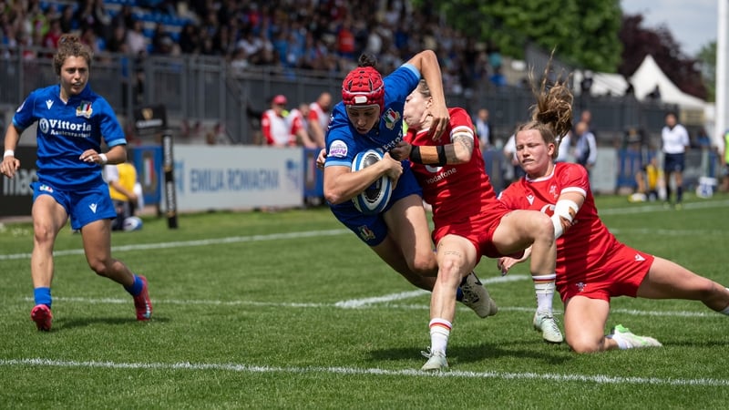 Vittoria Minuzzi scores the fourth of Italy's six tries