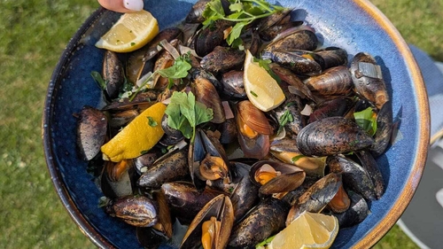 Cooked mussels with garlic butter