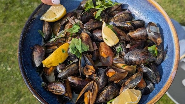 Cooked mussels with garlic butter