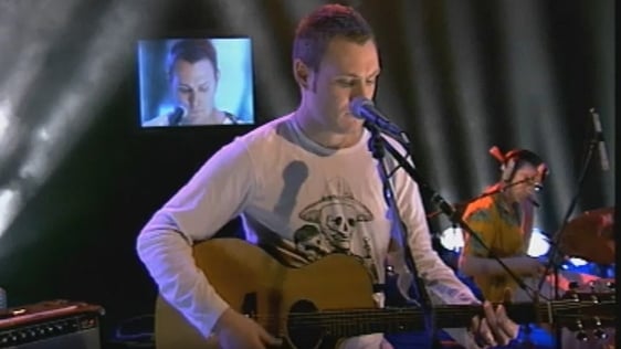 British singer songwriter David Gray performing 'Babylon' in 1998.