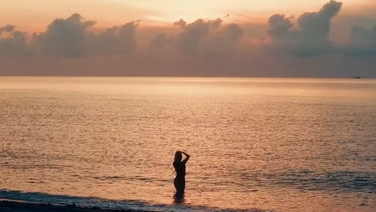 Jazzy releases hypnotic video for new single Closer to the Floor