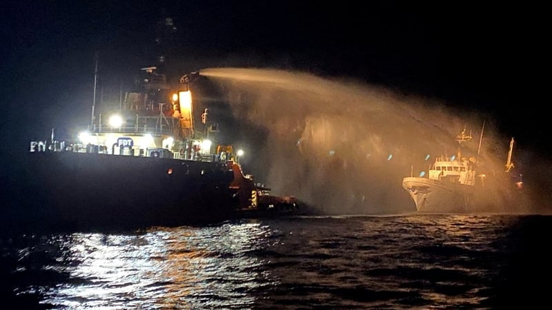 Tháinig longa eile i dtarrtháil ar an long fóirithinte, a bhí trí thine, in uiscí amach ó chósta Mhálta aréir