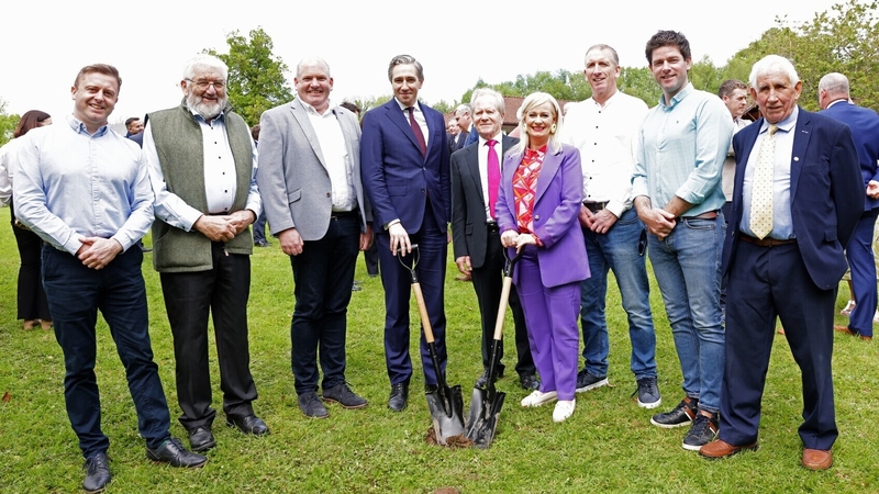 The sod for the new specialist hospice facility was turned this morning by Tánaiste Simon Harris and local TD Niamh Smyth