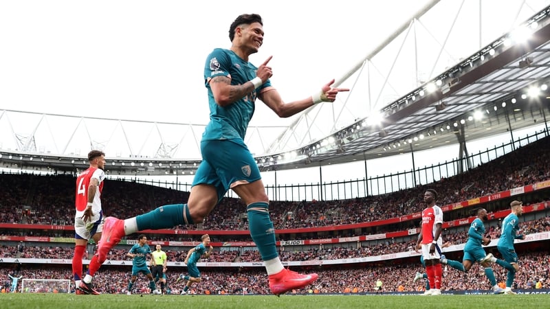 Evanilson celebrates his winner