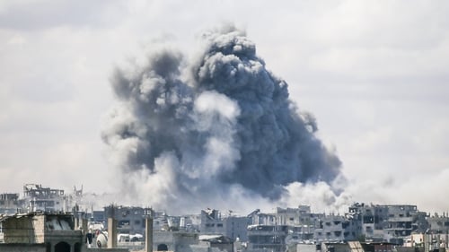 Gaza á scriosadh agus na mílte á marú