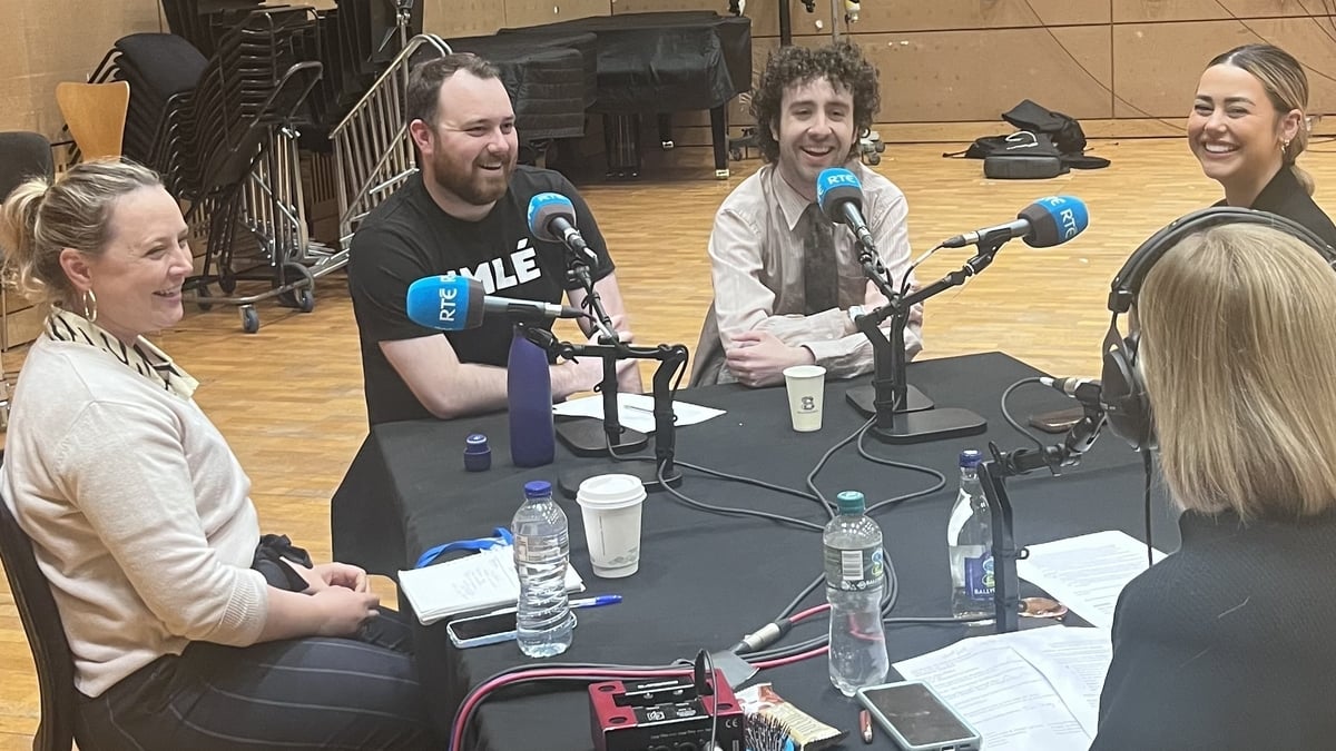 Aindriú de Paor, Laura Heeney agus Cúán de Búrca agus Roxanna Nic Liam, painéal na seachtaine. 