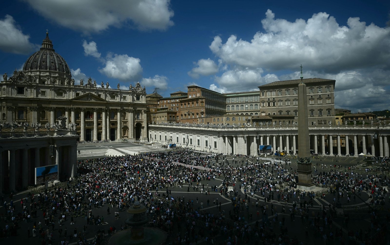 Crowds in St Peter's Square