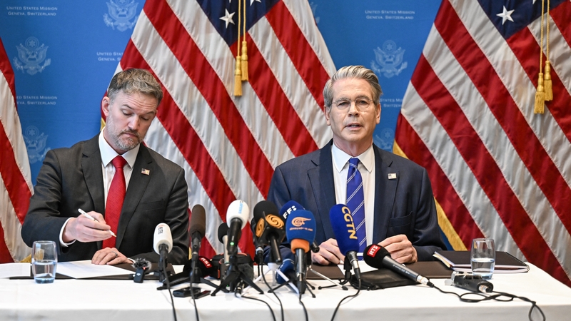 Jamieson Greer, Ionadaí Tráchtála Mheiriceá, agus an tAire Airgeadais Scott Bessent ag labhairt sa nGinéiv.