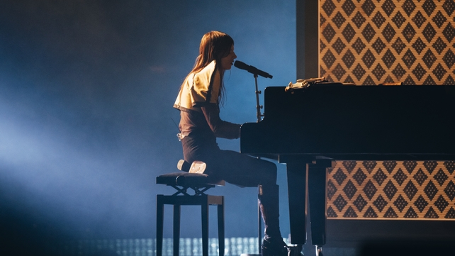 Italian singer-songwriter and multi-instrumentalist Lucio Corsi performed Volevo Essere Un Duro.