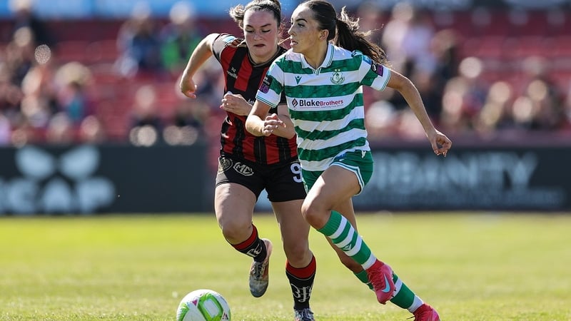 Ella Kelly of Shamrock Rovers in action against Alannah McEvoy
