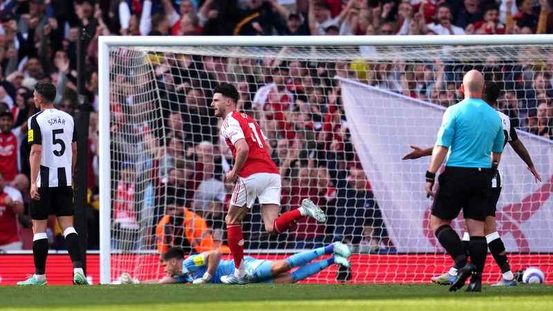 Arsenal's Declan Rice (centre) celebrates scoring the winning goal