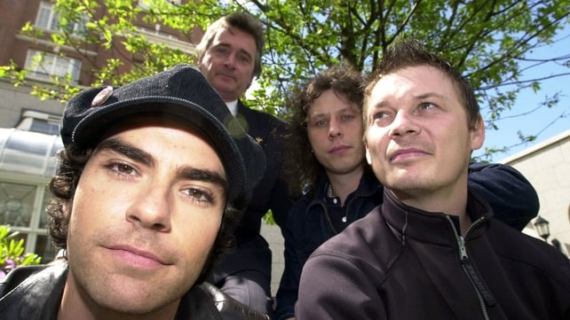 The Stereophonics (left to right) Kelly Jones, Stuart Cable and Richard Jones, with Lord Henry Mount Charles (back left), 2002. PA Images.